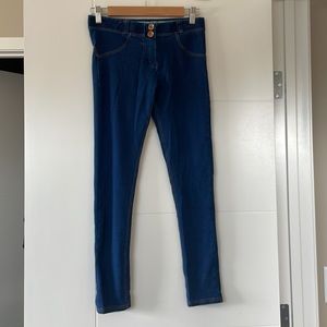 Hip lifting Jeans in Dark Blue